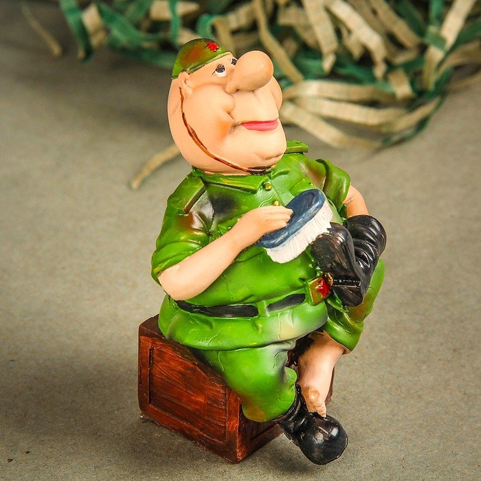 Фигура декоративная Солдат чистит сапоги