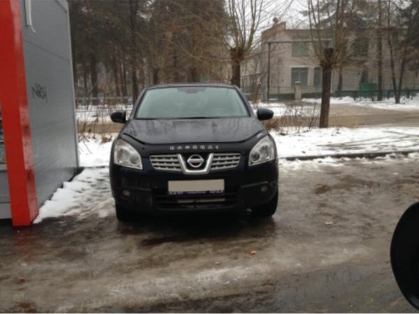 Дефлектор капота с надписью черный для Nissan Qashqai (2007-2010)