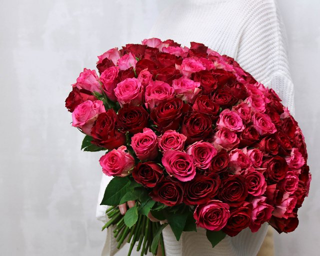 

Букет Цветовик из 101 красной и розовой розы микс 35-40 см под ленту