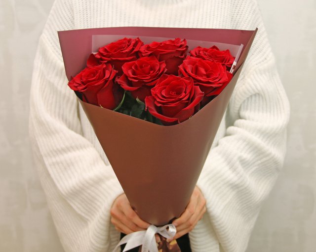 

Букет Цветовик из 7 красных роз premium 70-80 см в стильной упаковке