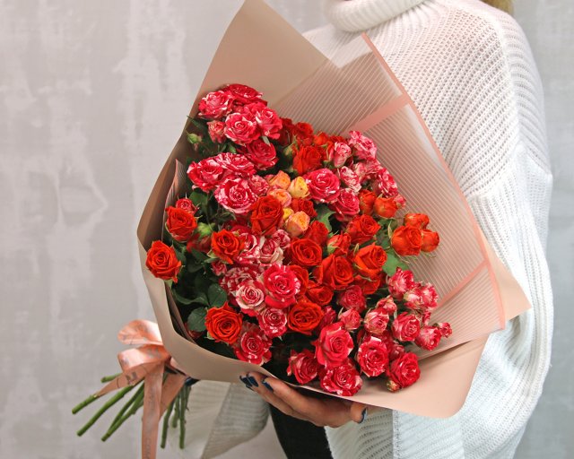 

Букет Цветовик из 15 высоких кустовых роз 60-70 см в стильной упаковке