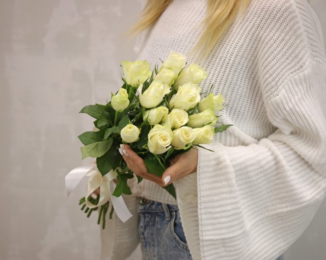 

Букет Цветовик из 15 белых роз 35-40 см под ленту