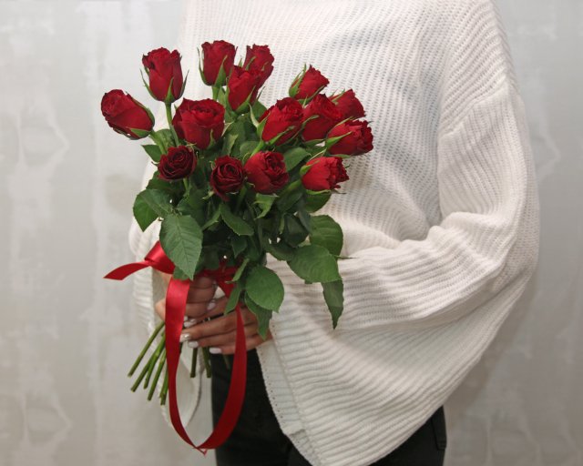 

Букет Цветовик из 15 красных роз 35-40 см под ленту