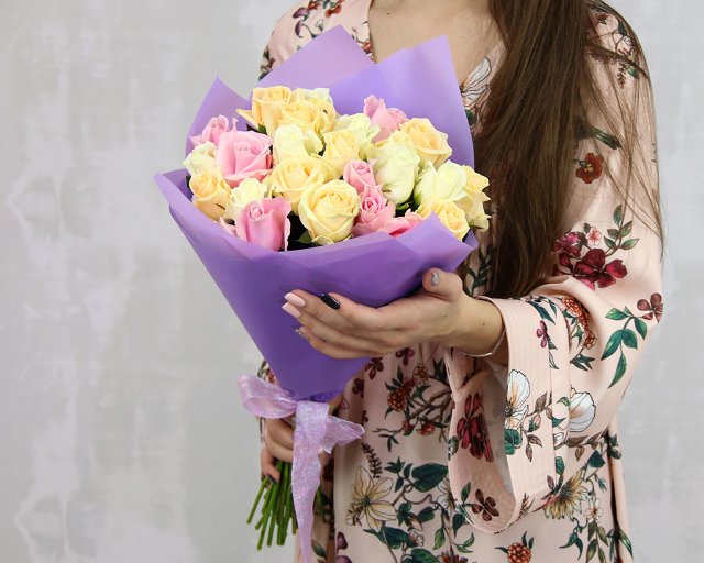 

Букет Цветовик из 25 роз 50-60 см микс в упаковке