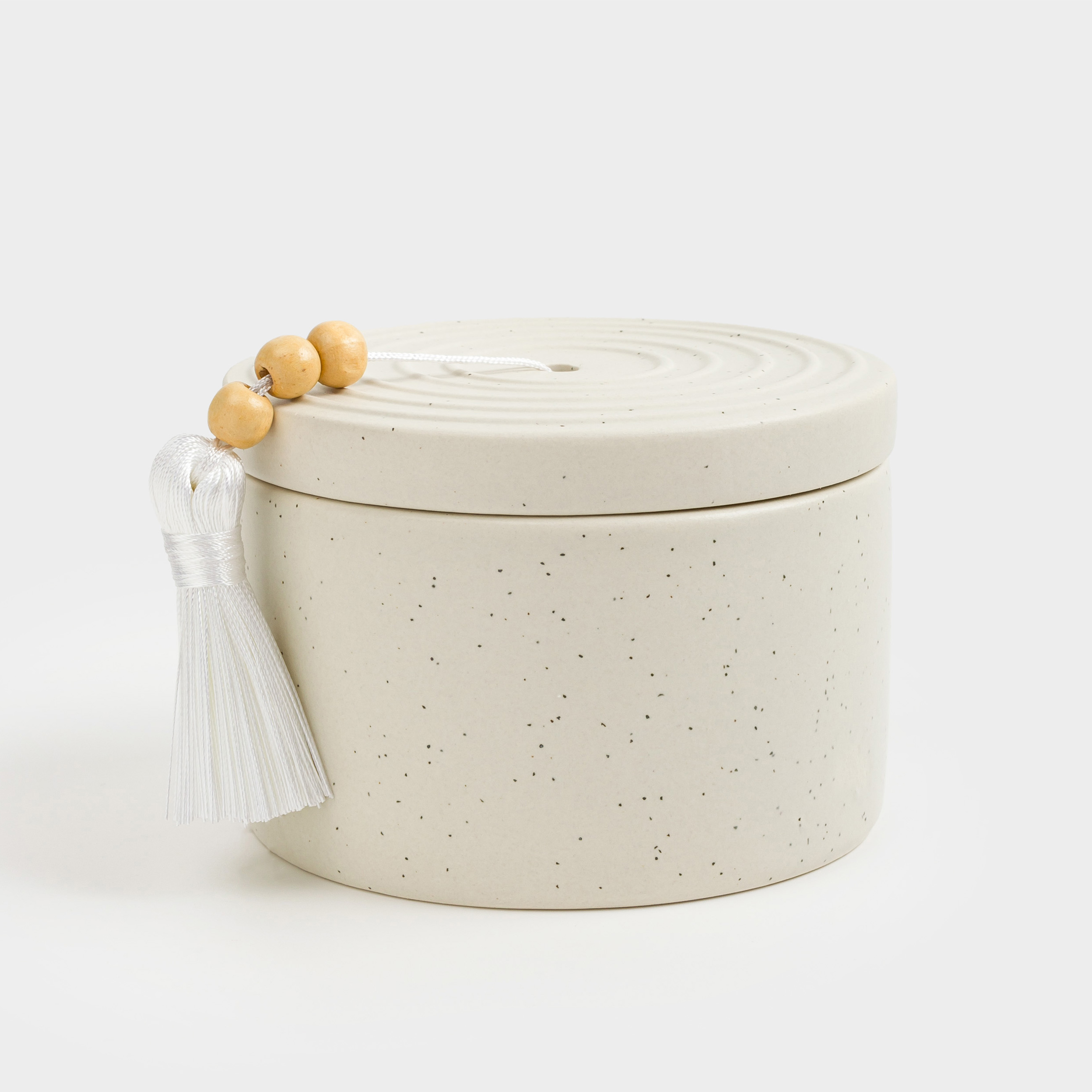 

Свеча ароматическая 7 см в подсвечнике с кисточкой керамика Sage and Sea salt Delicia