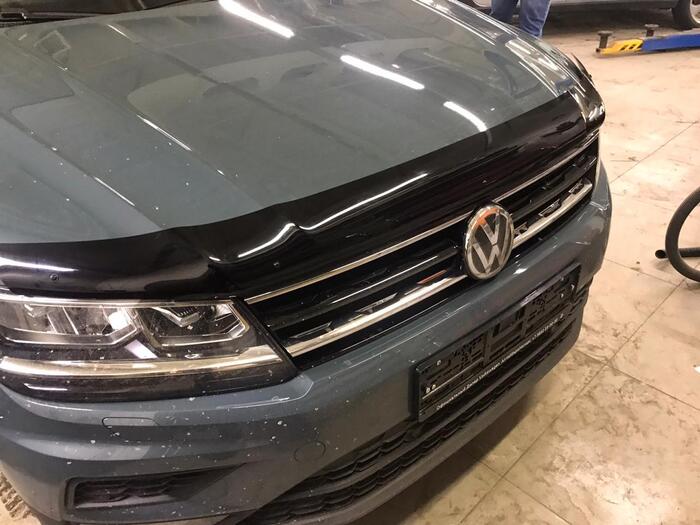 

Дефлектор капота черный для Volkswagen Tiguan (2016-2020)