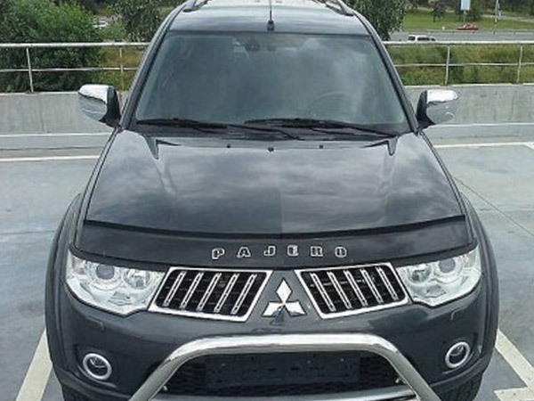 Дефлектор капота с надписью черный для Mitsubishi Pajero Sport (2008-2016)