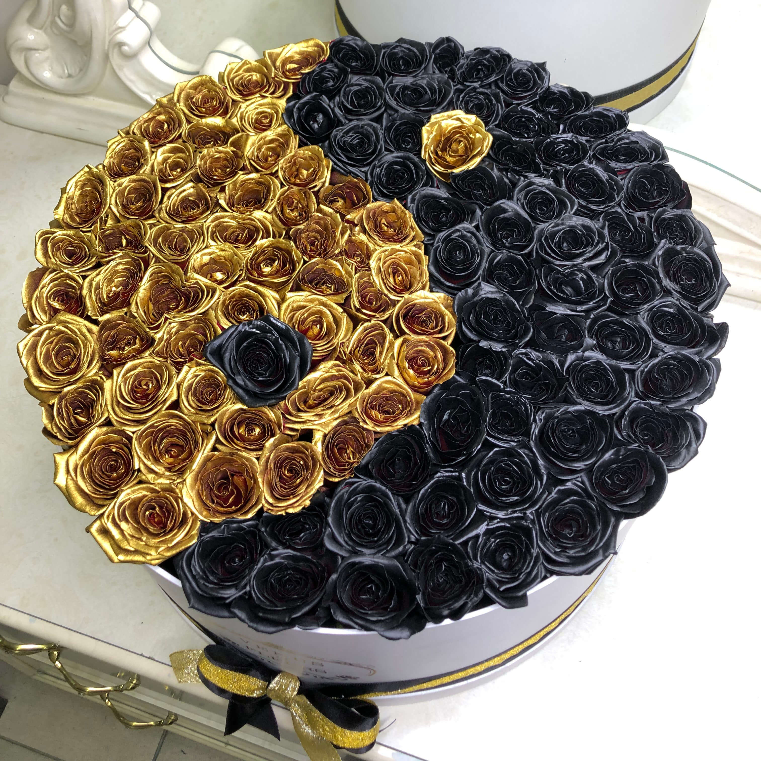 

Сложная флористика Venus in Fleurs Черно-золотая композиция из роз "Инь-Янь" 808781, Черно-золотая композиция из роз "Инь-Янь"