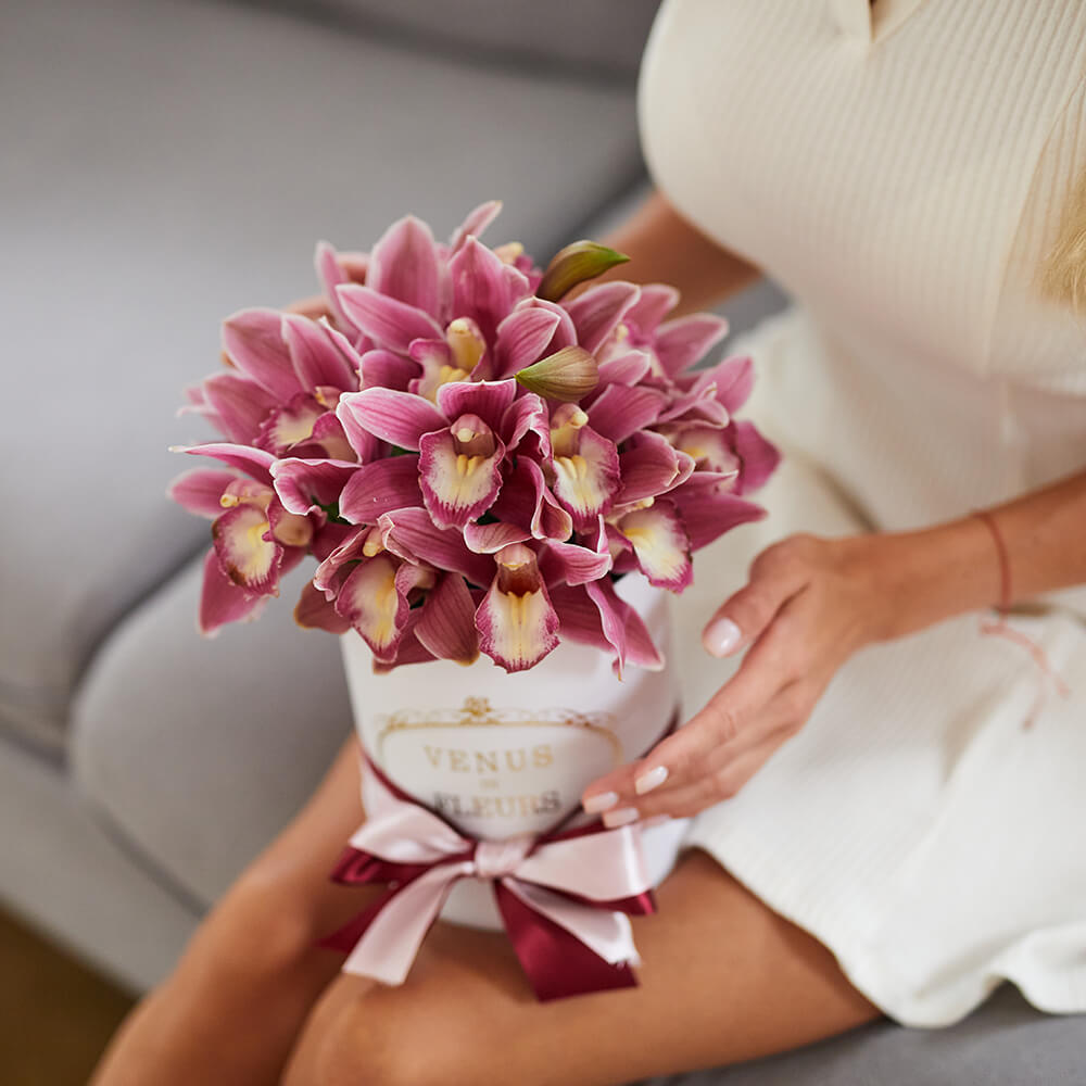 

Цветы в коробке Venus in Fleurs 15 розовых орхидей в коробке 808140, 15 розовых орхидей в коробке