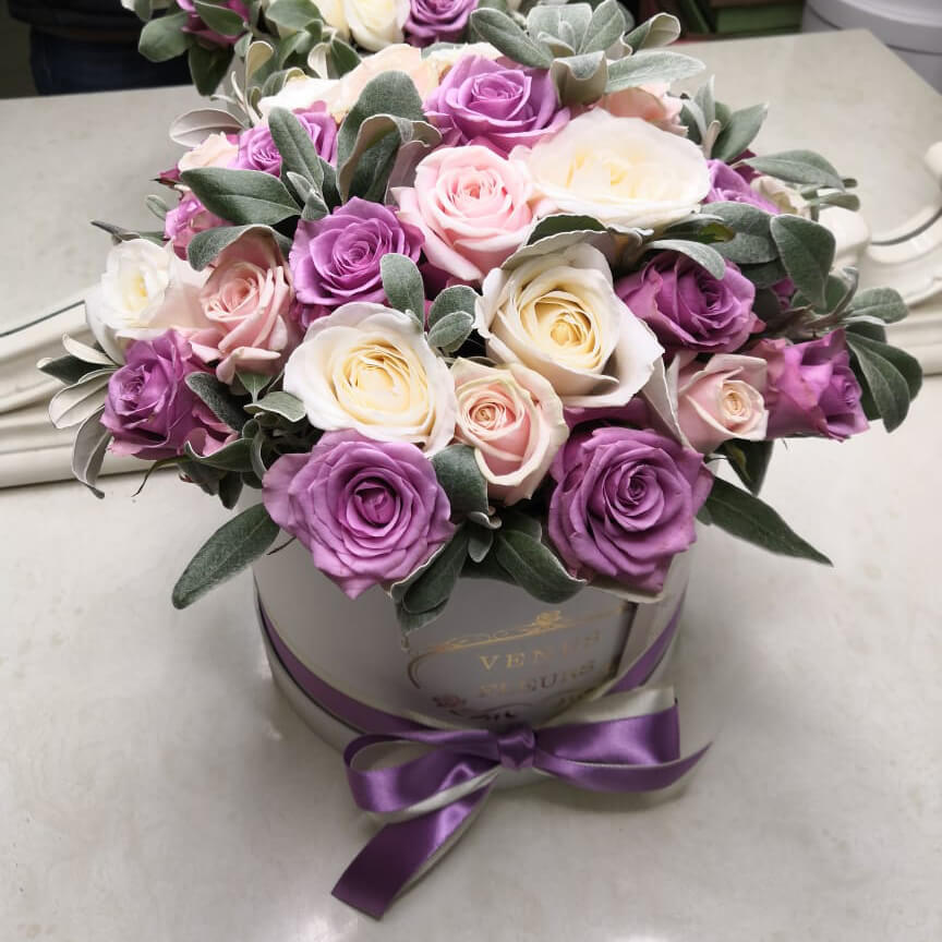 фото Цветы в коробке venus in fleurs букет "микс с фиолетовыми розами" 809755