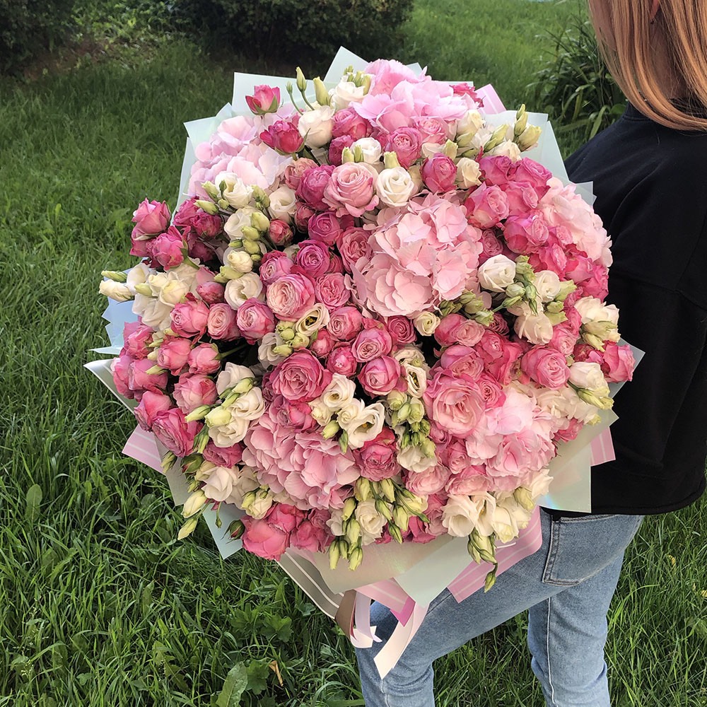 

Авторские Venus in Fleurs "Нежный микс" из гортензий и пионовидных роз в букете 809011, "Нежный микс" из гортензий и пионовидных роз в букете