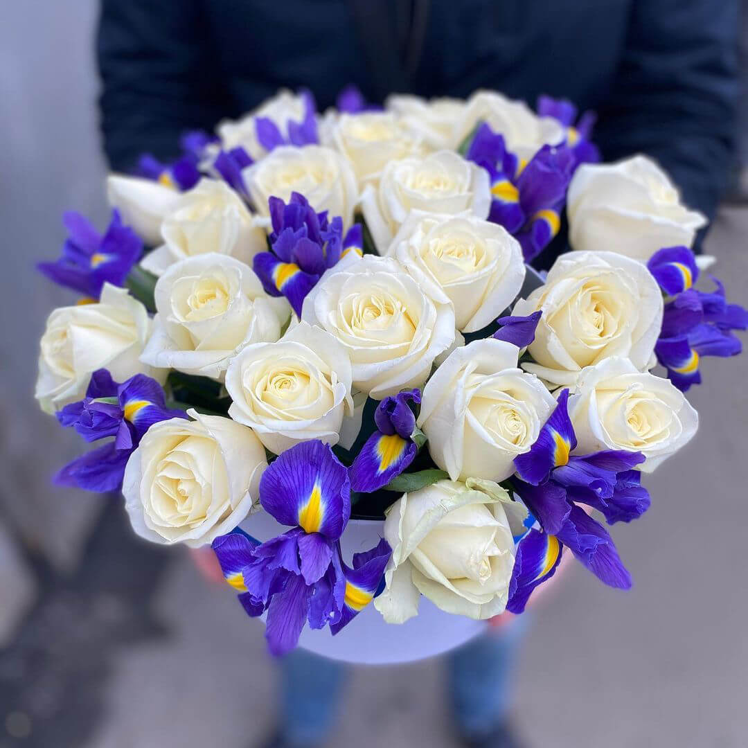 

Цветы в коробке Venus in Fleurs Ирисы с белыми розами в коробке 810384, Ирисы с белыми розами в коробке