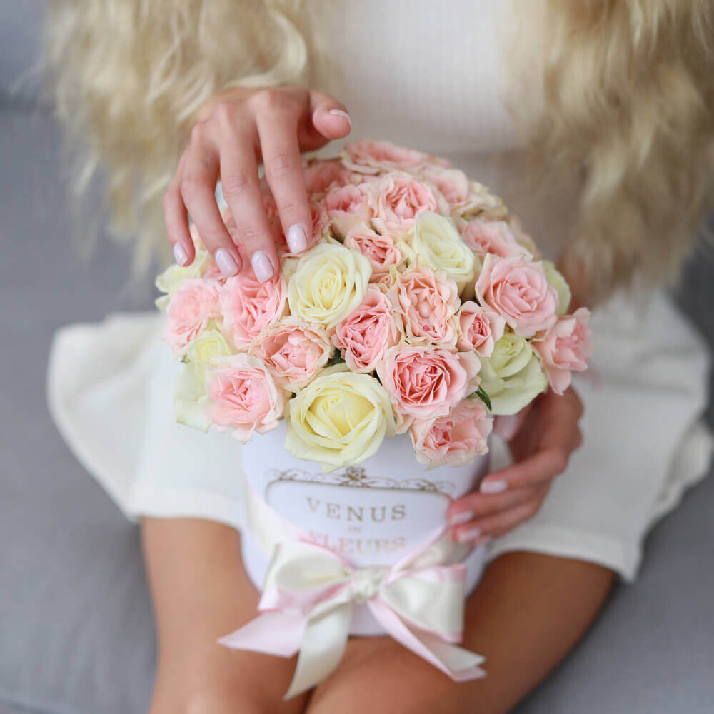 

Цветы в коробке Venus in Fleurs Нежные кустовые розы в коробке 810773, Нежные кустовые розы в коробке