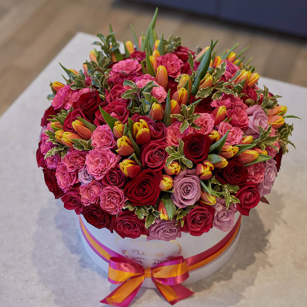 

Цветы в коробке Venus in Fleurs Цветочная композиция "Мулен Руж" в коробке 808688, Цветочная композиция "Мулен Руж" в коробке