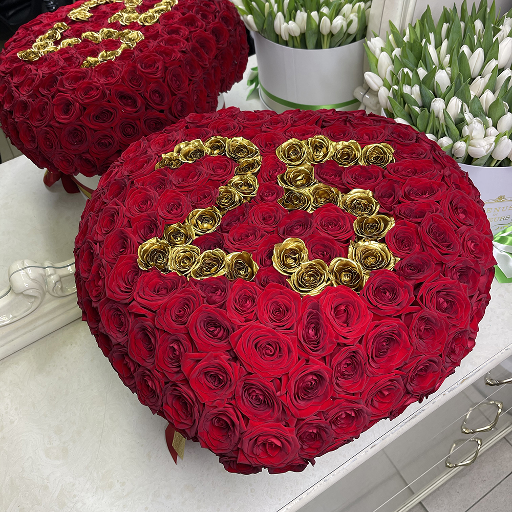 

Сложная флористика Venus in Fleurs Красные розы "Gold Date" в коробке - сердце 809028, Красные розы "Gold Date" в коробке - сердце