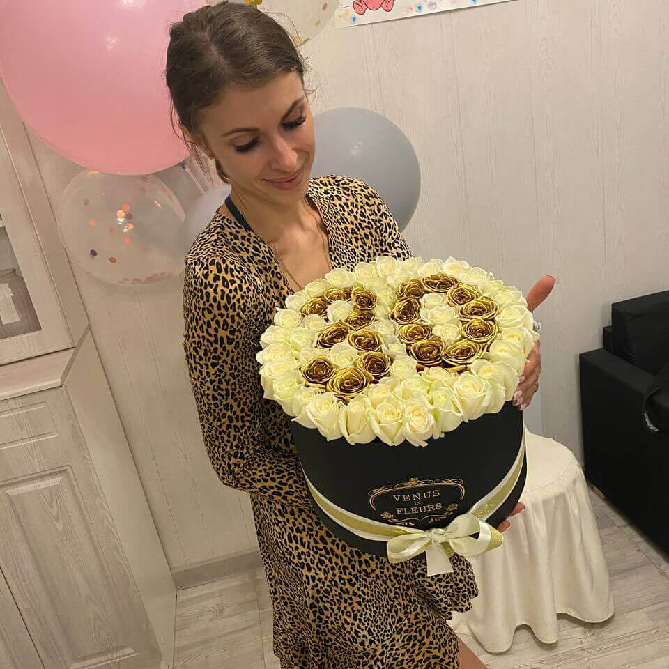 

Цветы в коробке Venus in Fleurs Белые розы с датой "Gold Date" 808690, Белые розы с датой "Gold Date"