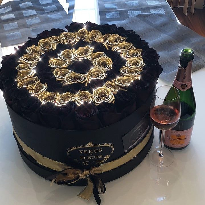 

Цветы в коробке Venus in Fleurs Черные розы в коробке с золотыми - "Elegant Spiral" 808142, Черные розы в коробке с золотыми - "Elegant Spiral"