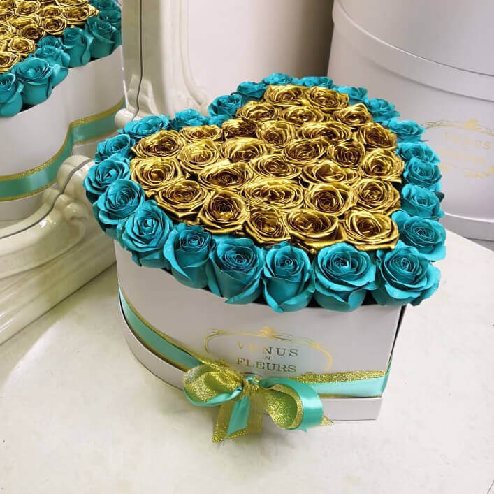 

Цветы в коробке Venus in Fleurs Сердце из бирюзовых и золотых роз 808639, Сердце из бирюзовых и золотых роз