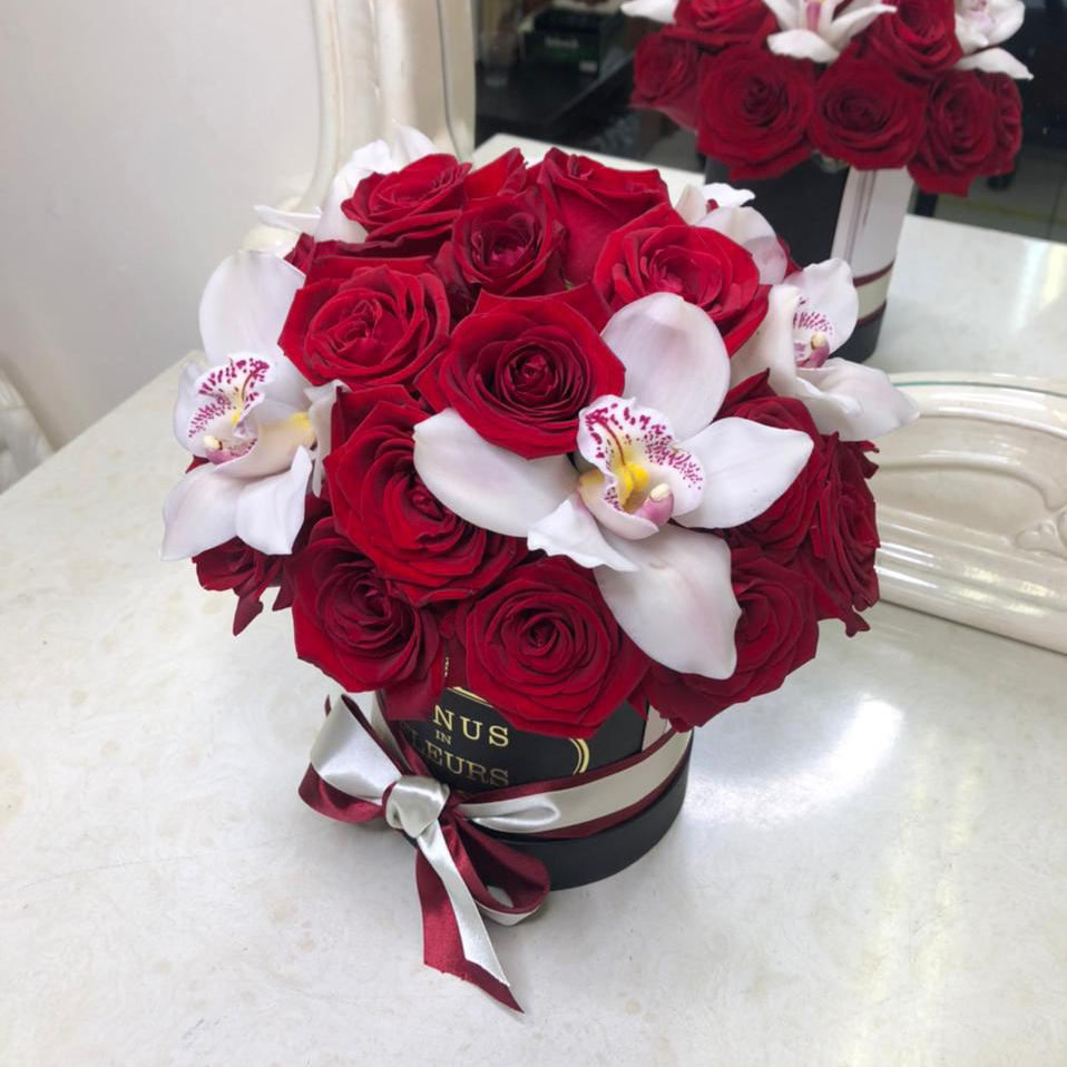 

Цветы в коробке Venus in Fleurs 25 красных роз с орхидеей - шаром 810013, 25 красных роз с орхидеей - шаром