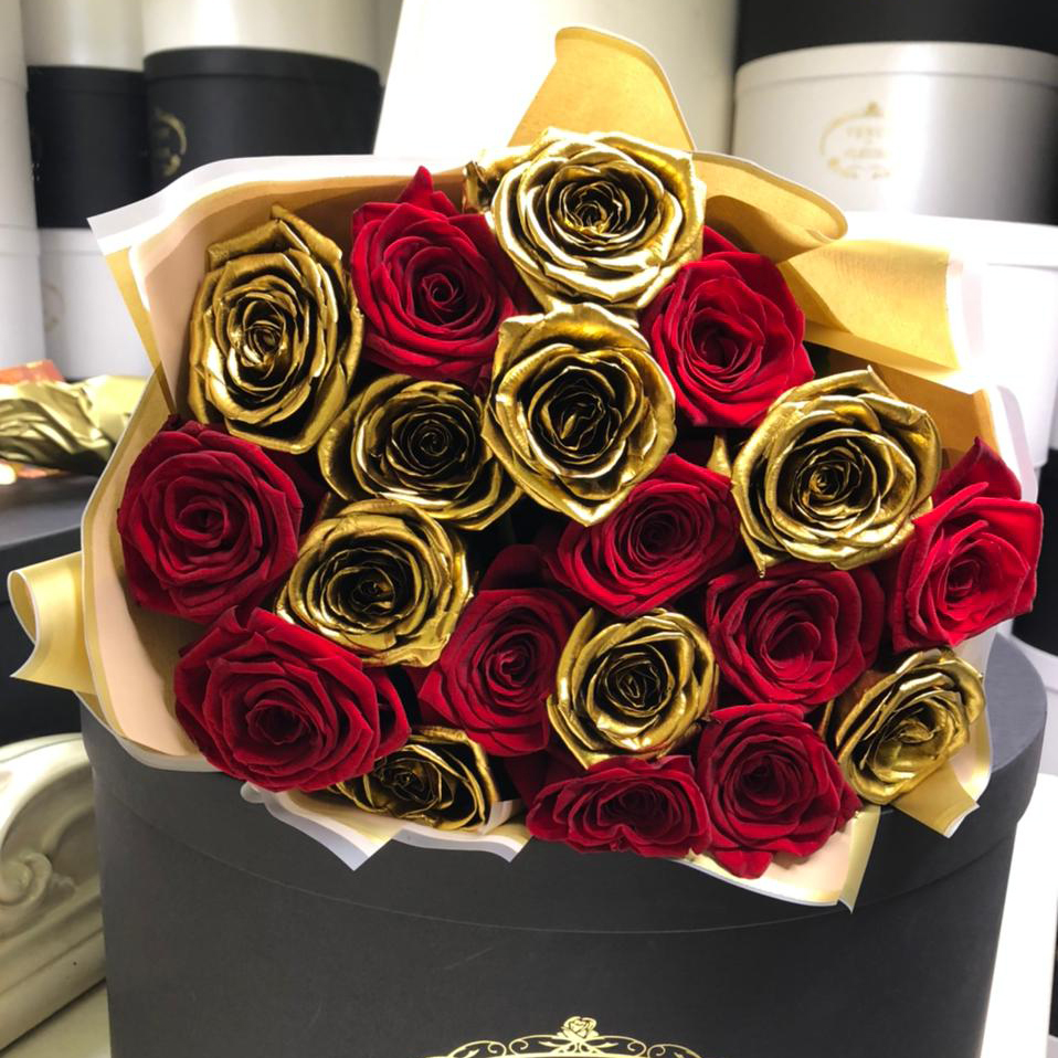 

Монобукеты Venus in Fleurs Букет из красных и золотых роз "Chess" 808410, Букет из красных и золотых роз "Chess"