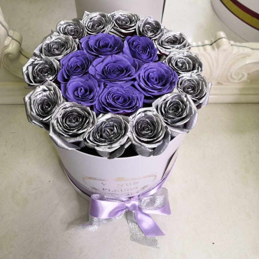 

Цветы в коробке Venus in Fleurs Фиолетовые розы с серебряной окантовкой - 19 шт 809778, Фиолетовые розы с серебряной окантовкой - 19 шт