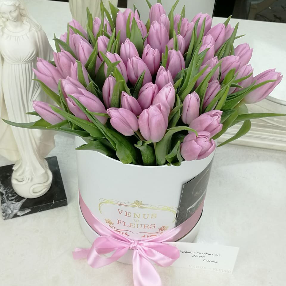 

Цветы в коробке Venus in Fleurs 51 нежно-розовый тюльпан в коробке 808075, 51 нежно-розовый тюльпан в коробке