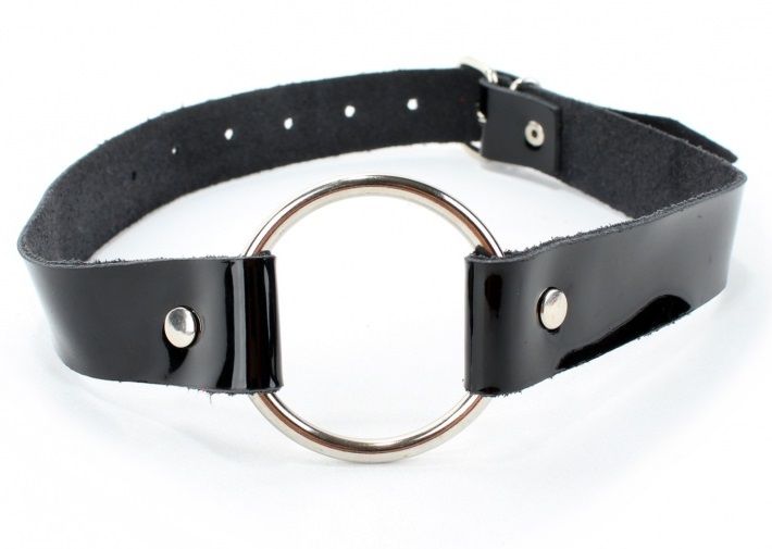 Кляп-кольцо BDSM Арсенал Light на черных лаковых ремешках