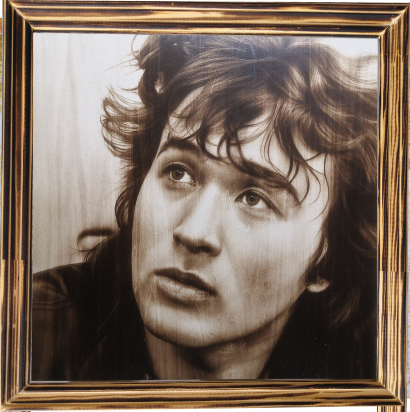 

Постер FotoRamzes В. Цой выжжено на дереве. 38 х 38 см., 38х38х3