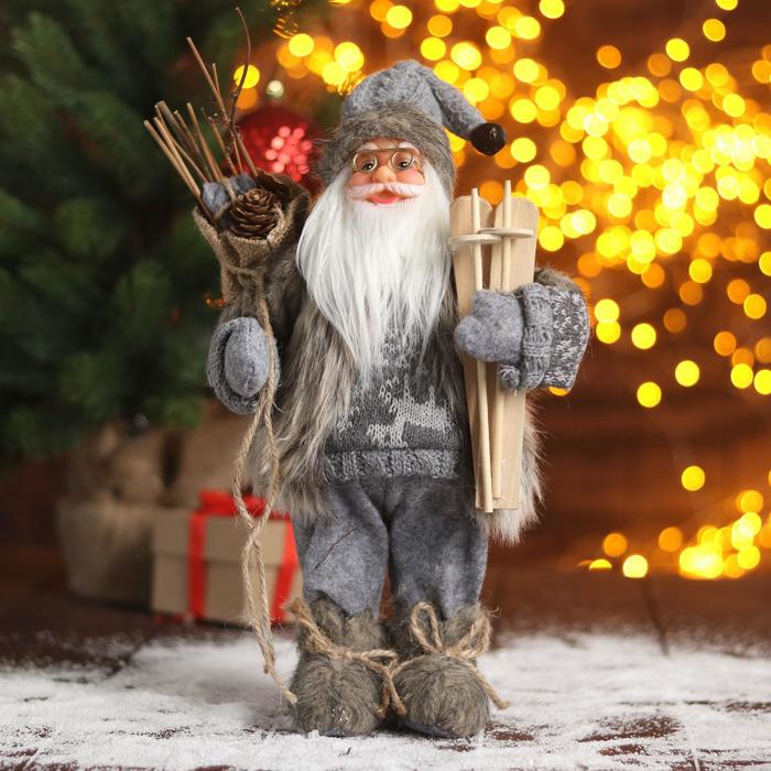 Новогодняя фигурка Зимнее волшебство Дед Мороз в сером костюмчике с лыжами 18x13x30 см