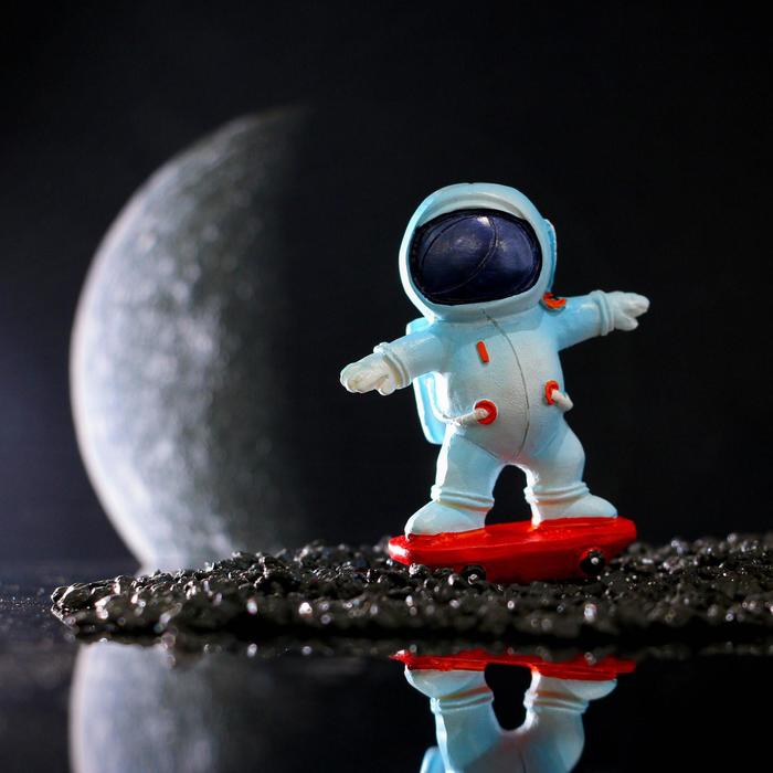 

Фигурка «Скейтбордист», 5,5х 6,5 см, Космическая