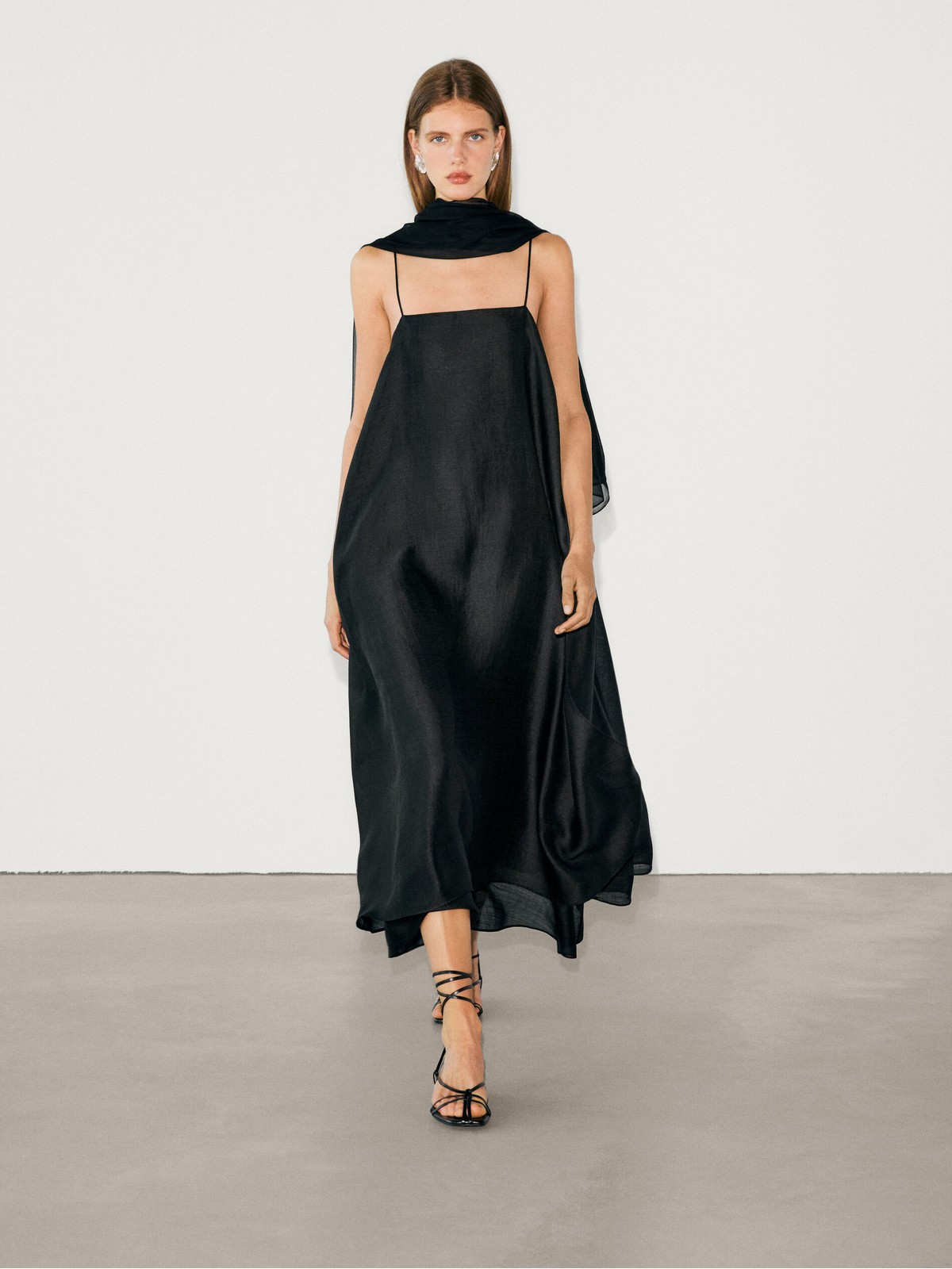 

Платье женское Massimo Dutti 6698/515-I2024 черное XS-S, Черный, 6698/515-I2024