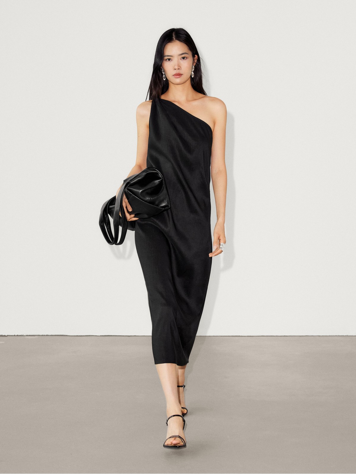 

Платье женское Massimo Dutti 6665/100-I2024 черное S, Черный, 6665/100-I2024