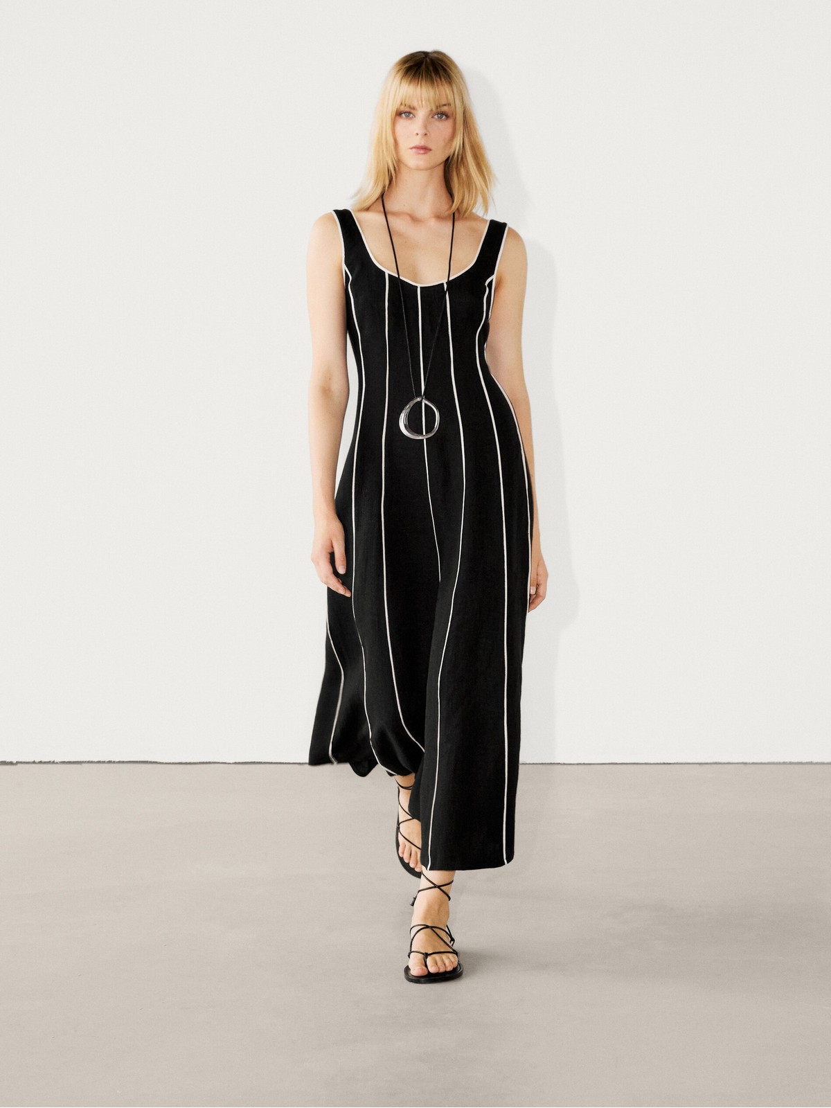 

Платье женское Massimo Dutti 6664/624-I2024 черное XS, Черный, 6664/624-I2024