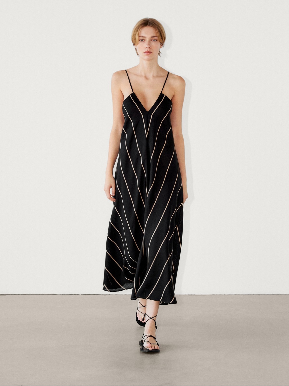 

Платье женское Massimo Dutti 6635/801-I2024 черное S, Черный, 6635/801-I2024