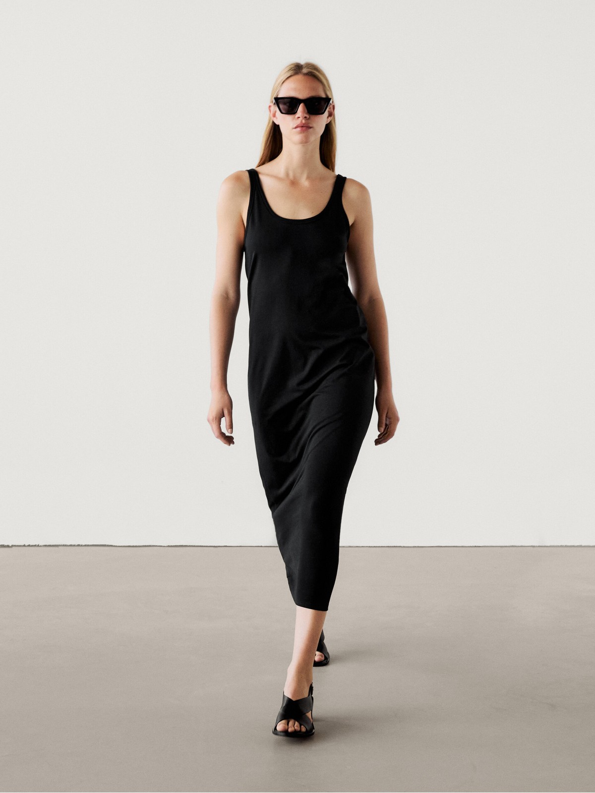 

Платье женское Massimo Dutti 6621/543-I2024 черное XS, Черный, 6621/543-I2024