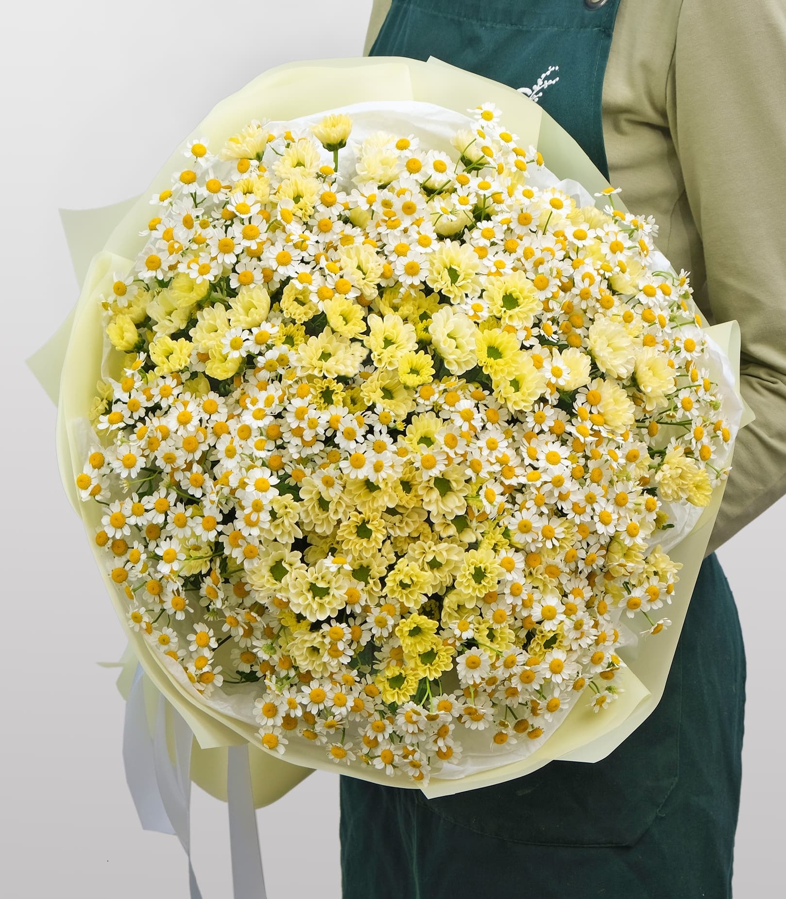 

Букет Studio Floristic из матрикарии и хризантемы 25 шт 45 см Лучистое солнышко белый