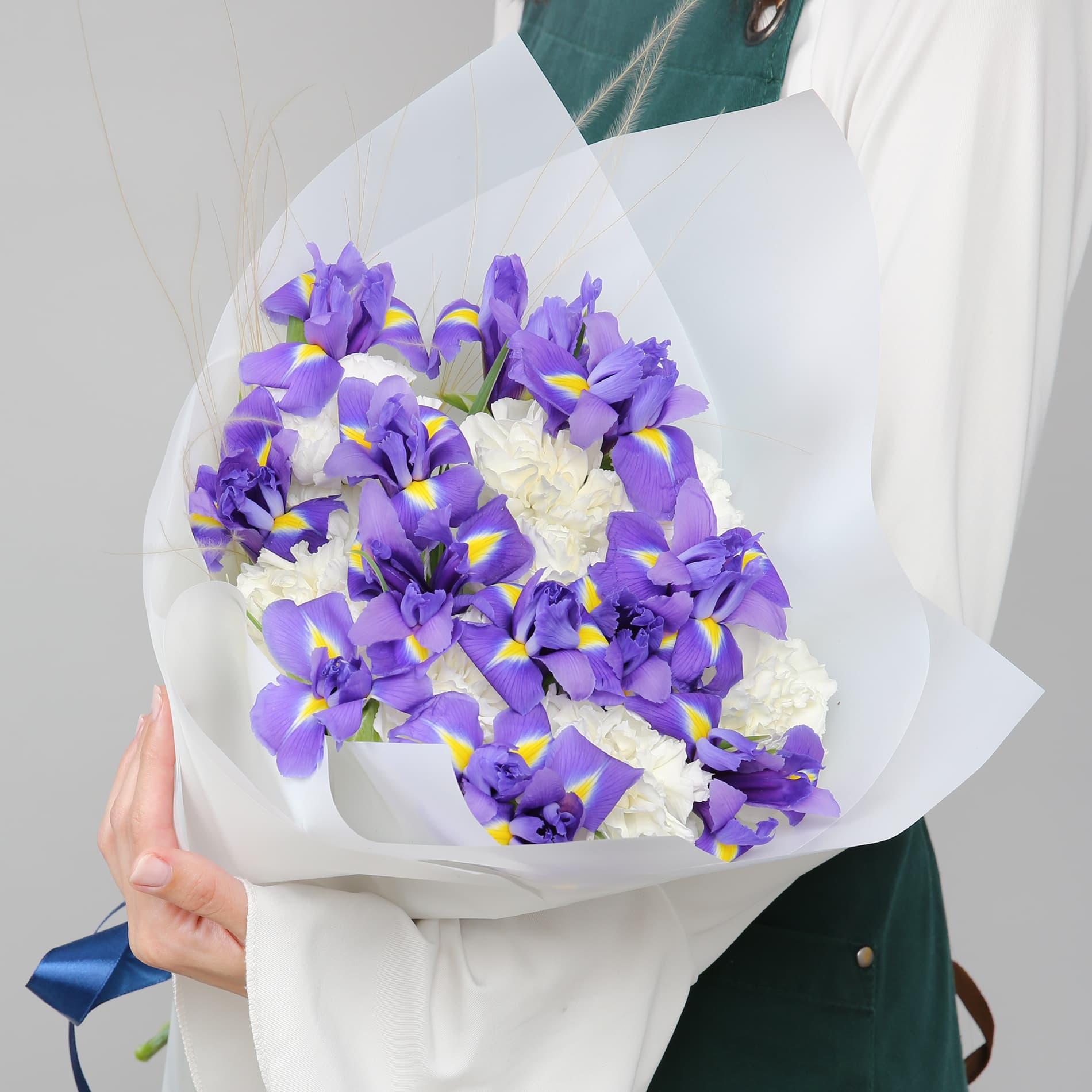 

Букет Studio Floristic из ирисов и диантусов 21 шт 45 см Эллегия лета разноцветный