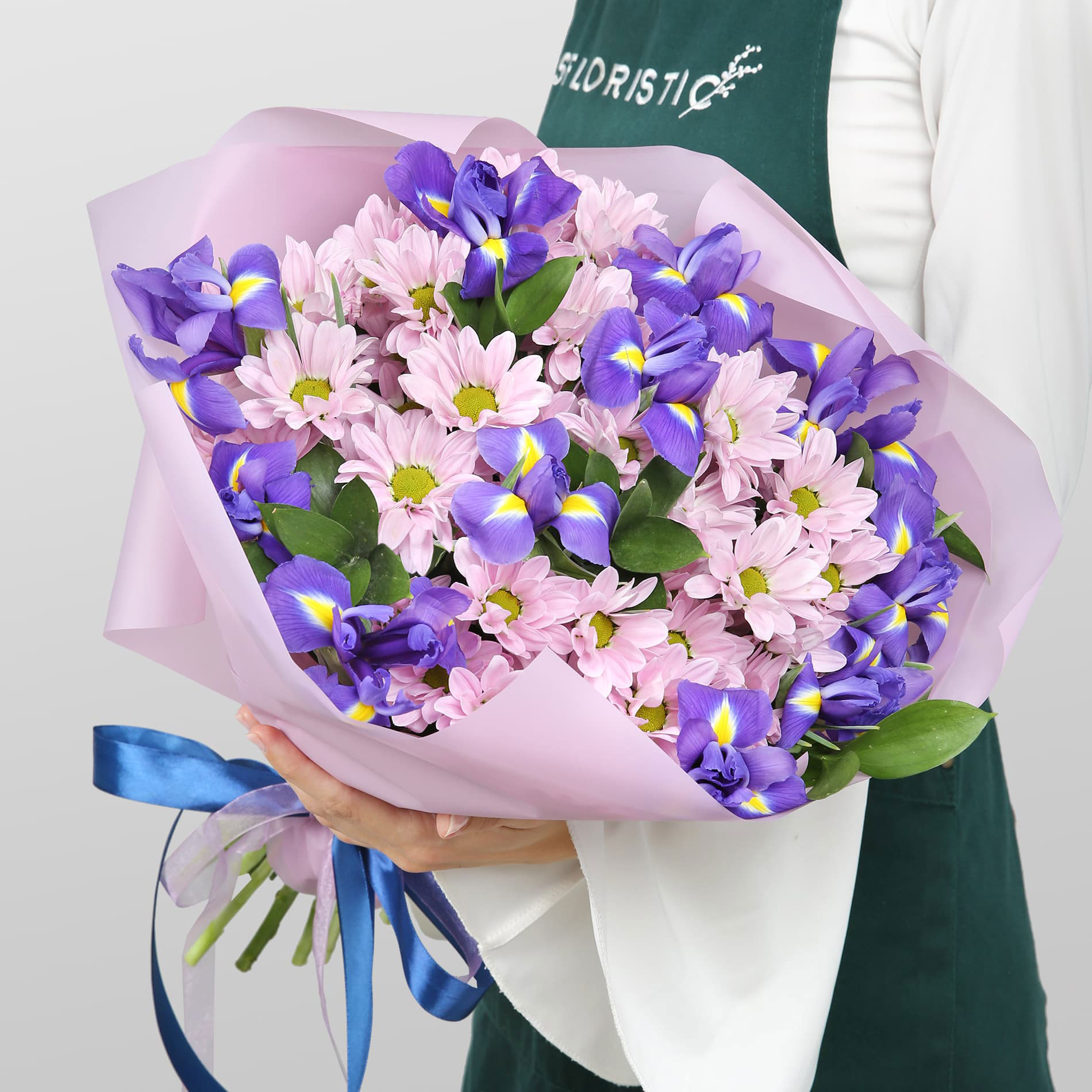 

Букет Studio Floristic из хризантемы и ирисов 15 шт 50 см Светлый роман разноцветный