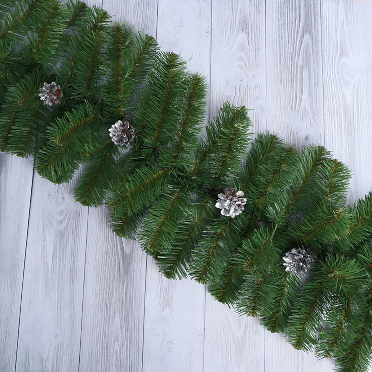 фото Гирлянда хвойная елкиторг рождественская, с серебристыми шишками, 32 x 270 см, зеленая
