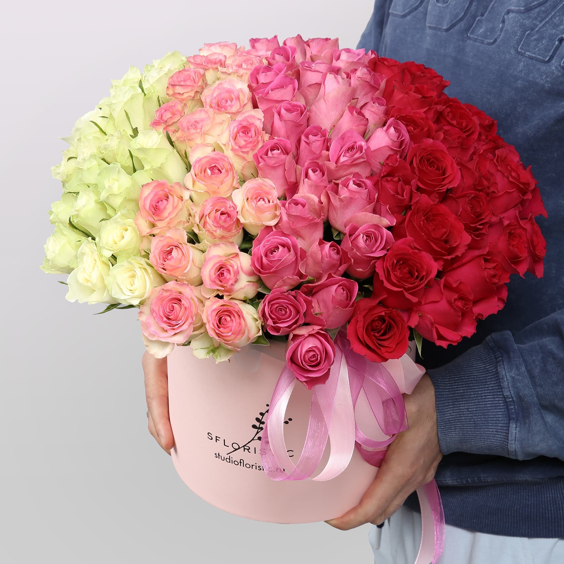 

Цветочная композиция Studio Floristic из роз 101 шт 35 см Розарий счастья разноцветный