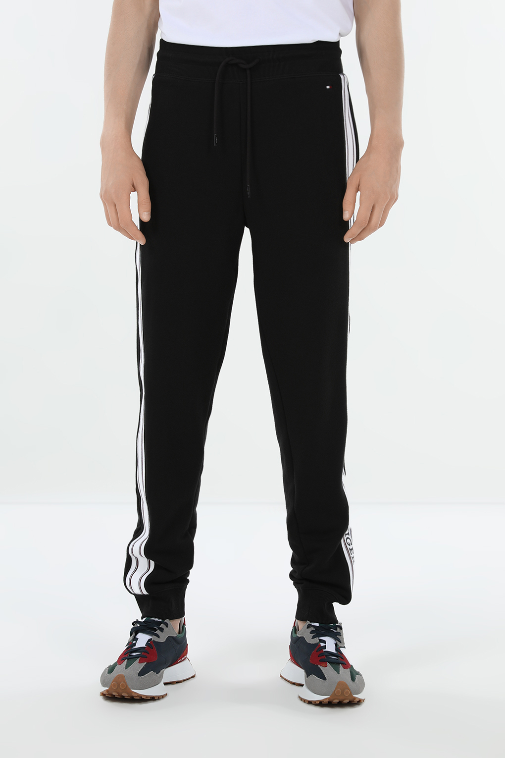 

Спортивные брюки мужские Tommy Hilfiger UM0UM03198 черные M, Черный, UM0UM03198