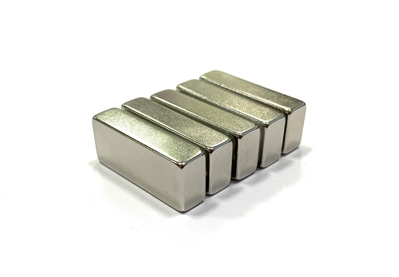

Неодимовый магнит 25х10х6 мм - 5 штук MagElem ME02215, Серебристый