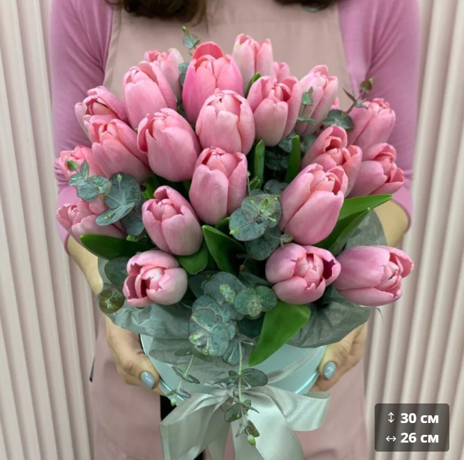 фото Коробка шляпная с тюльпанами и эвкалиптом cvety-kupit 1013973