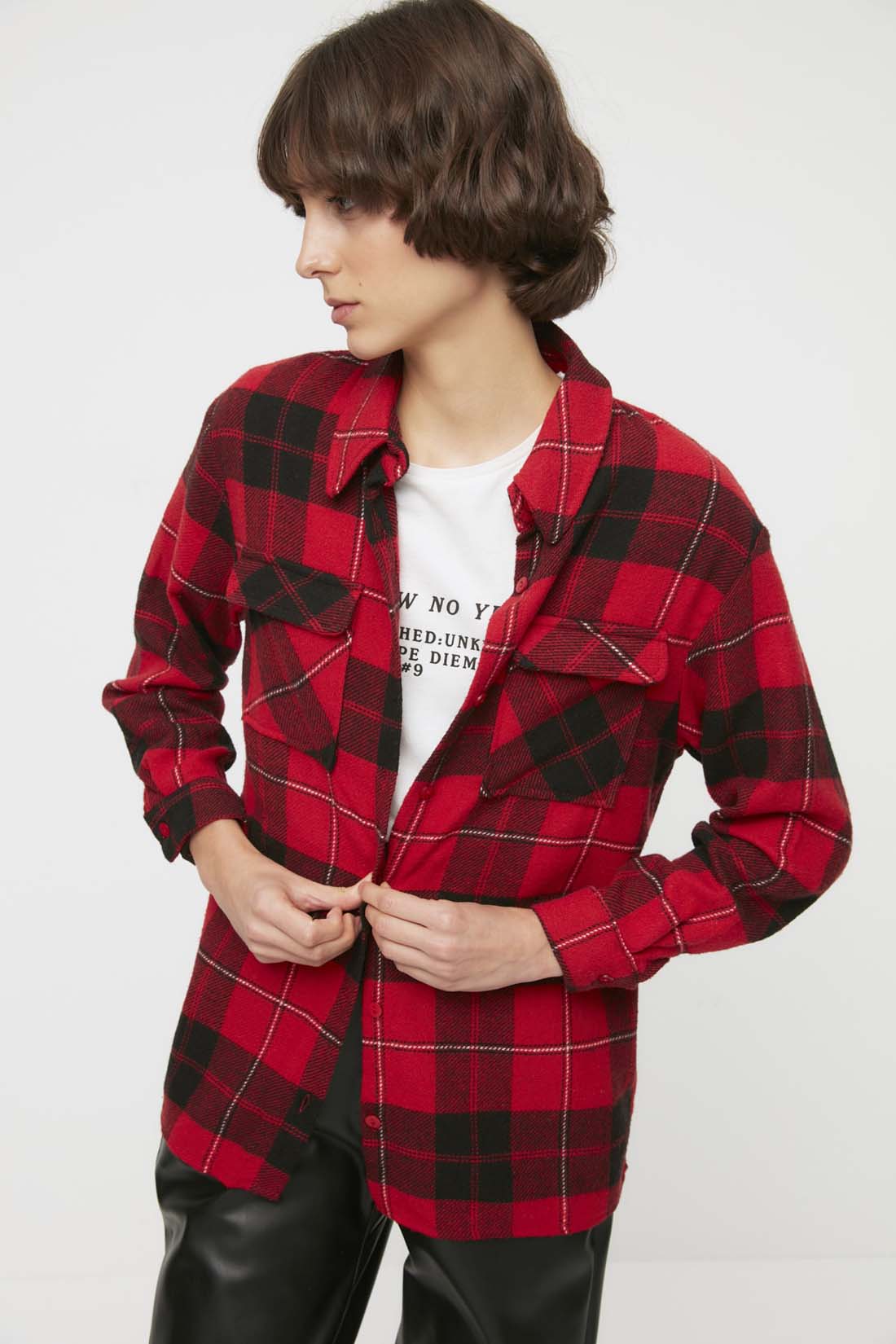 

Рубашка женская Trendyol TWOAW22GO0303 красная 36, TWOAW22GO0303