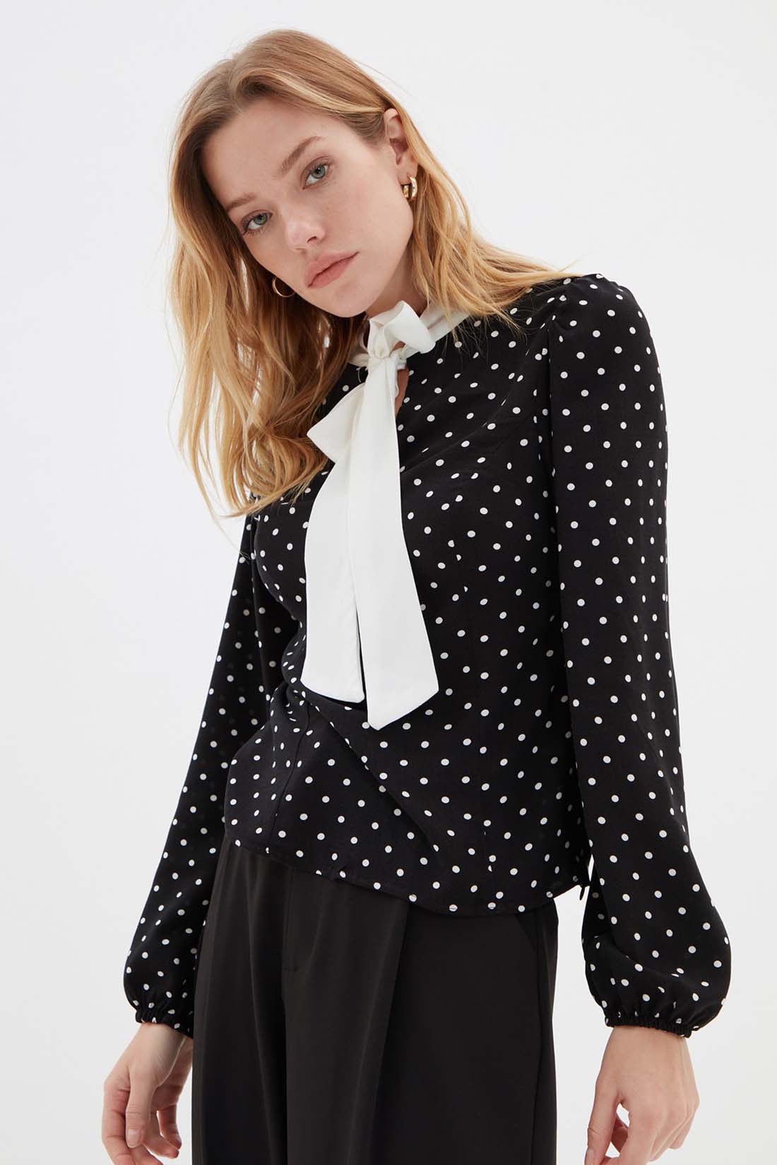 

Блуза женская Trendyol TWOAW22BZ0822 черная 42, TWOAW22BZ0822