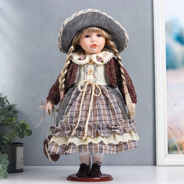 фото Кукла коллекционная керамика "лаура в сером платье, коричневом джемпере" 40 см nobrand