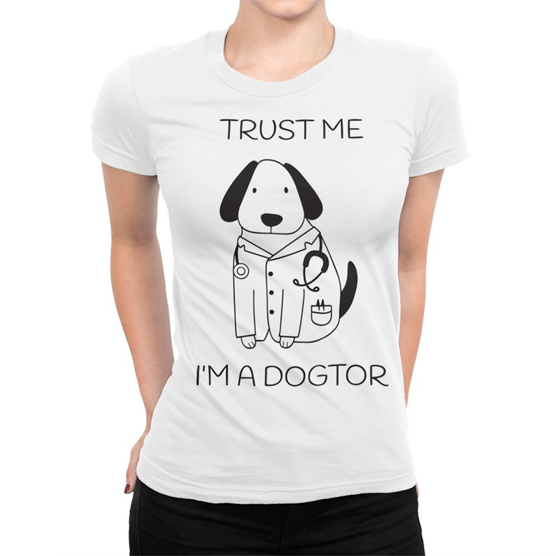 

Футболка женская Dream Shirts Пес Доктор - Trust Me I'm A Dogtor белая XS, "Пес Доктор - Trust Me I'm A Dogtor"