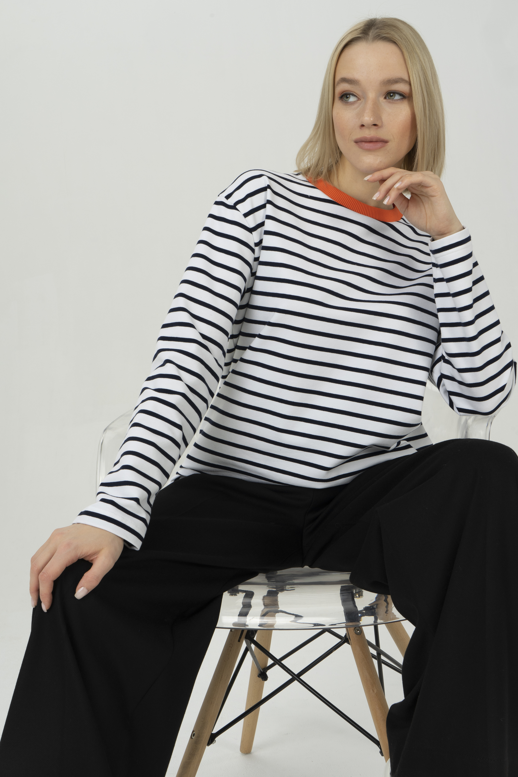 

Лонгслив женский Ennergiia SS23-WTR011 черный 42 RU, SS23-WTR011