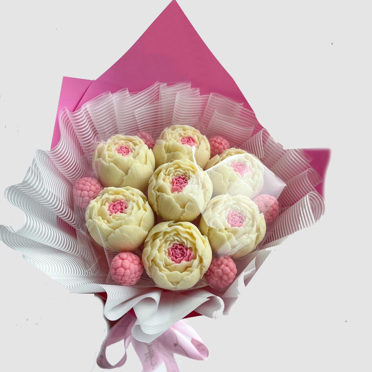 Букет ShokoTrendy шоколадных пионов с ягодами бело - розовый, 312 г