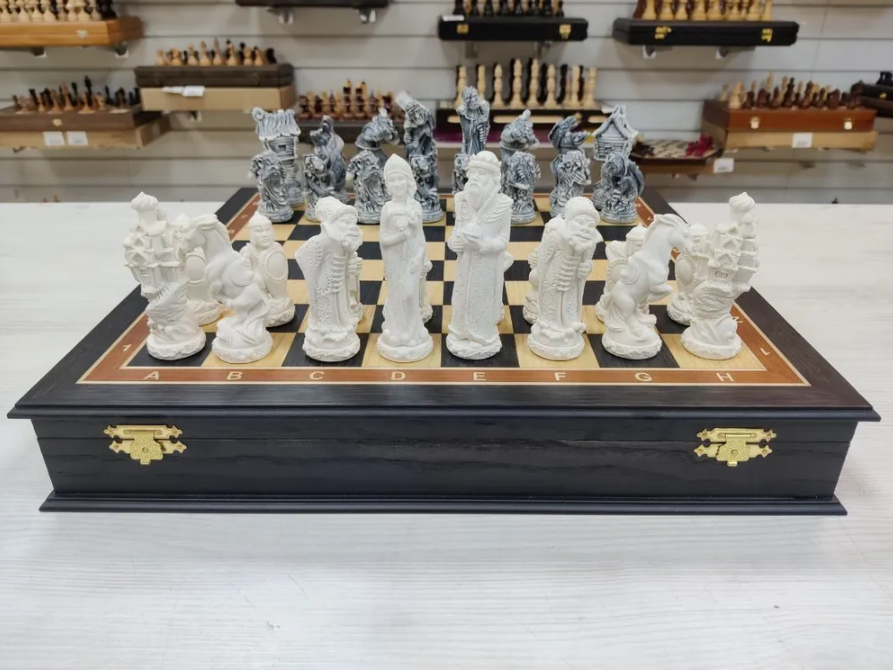 Шахматы Lavochkashop Сказочные в ларце из мореного дуба срез дуба 10х11х1 набор 3 шт